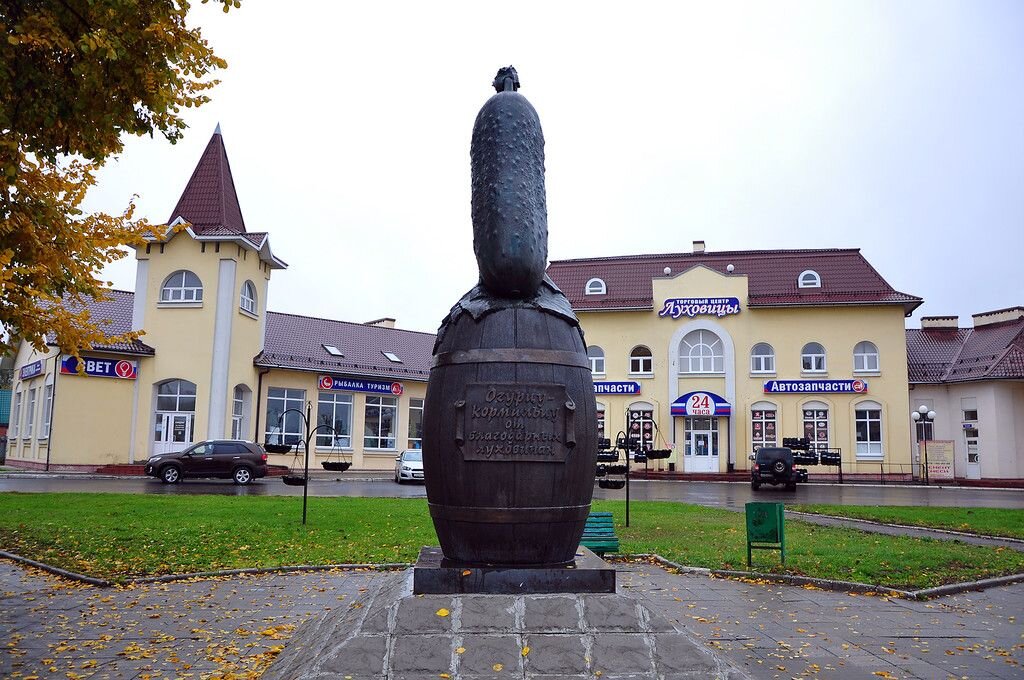 В России три столицы Москва Рязань и Луховицы. Эту надпись вы встретите на Банаре заезжая в Луховицы. 