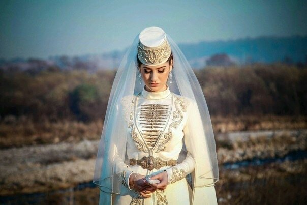 “Гораздо больше ему нравились те женщины, что краснели, встречаясь с ним глазами, и, опустив голову, быстро проходили мимо. дядя Сандро считал, что стыд — это самое нарядное платье из всех, которые украшают женщину.”

— Фазиль Искандер