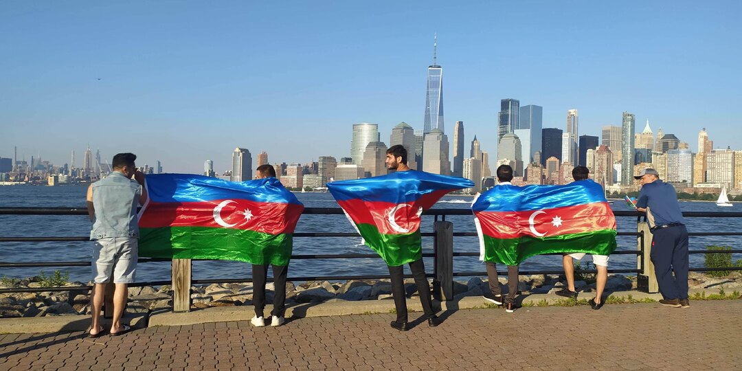 Nyu-Yorkda Qarabağ şüarını daşıyan təyyarə havaya qaldırılıb