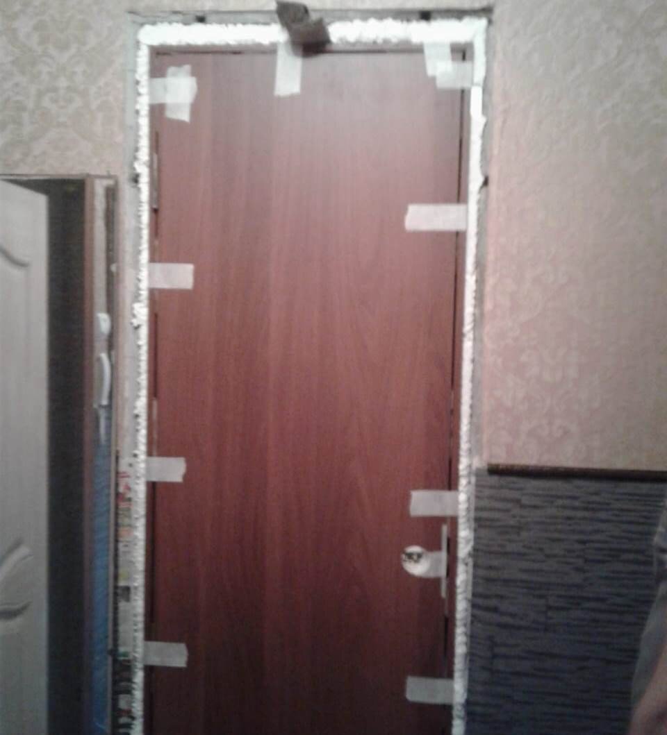 старые двери, так быстро демонтировали, что не успели сделать фото :) это двери в процессе монтажа