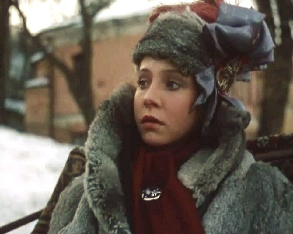 Софья Львовна-главная героиня. Кадр из фильма "Володя большой, Володя маленький". Источник фото - kino-teatr.ru