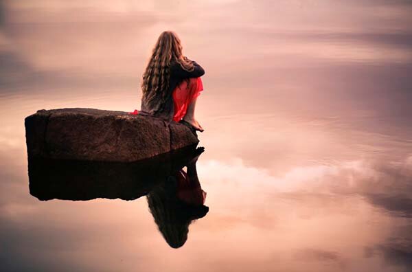 Каждый из нас приходит в этот мир один, и уходит тоже один. 
Картинка из свободного доступа в сети. 