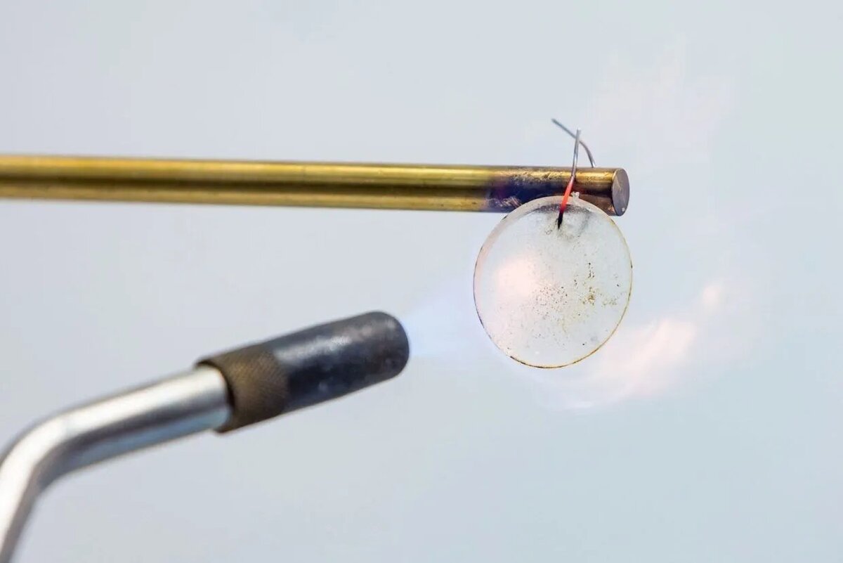 Прикрепив положительный и отрицательный электроды к пластикоподобному электролиту, разработанному исследовательской группой, литий-ионная батарея, как никогда раньше, была закончена. Прозрачные и гибкие, как контактные линзы, нетоксичные и невоспламеняющиеся, они могут быть изготовлены и эксплуатироваться в чистом, беззаботном состоянии. Кроме того, он может противостоять всевозможным злоупотреблениям. ФОТО ДЖОНСА ХОПКИНСА APL