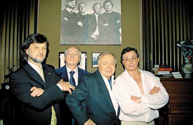 На фотографии слева направо: Алексей Рыбников, Марк Захаров, Андрей Вознесенский и Николай Караченцов стоят на фоне фотографии, сделанной в 1981 году после спектакля "Юнона и Авось". Фотография сделана в 2001 году после 800-го показа спектакля. Источник