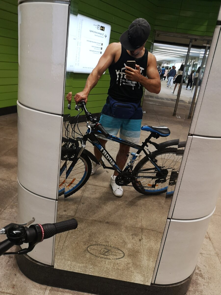 Автор (То есть я) в метро с велосипедом