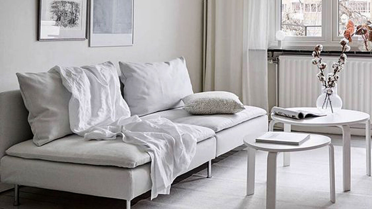 Интерьер небольшой гостиной в современном стиле.