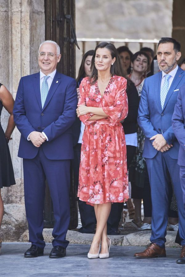 На фото: королева Летисия в модном «чайном» платье, которое вполне уместно надевать и на официальные приемы