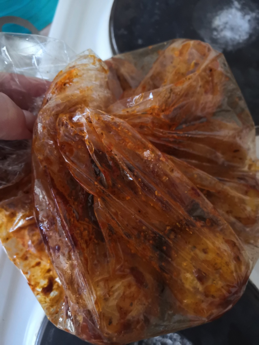 Делаем аккуратно без лишнего энтузиазма, чтобы не повредить пакет