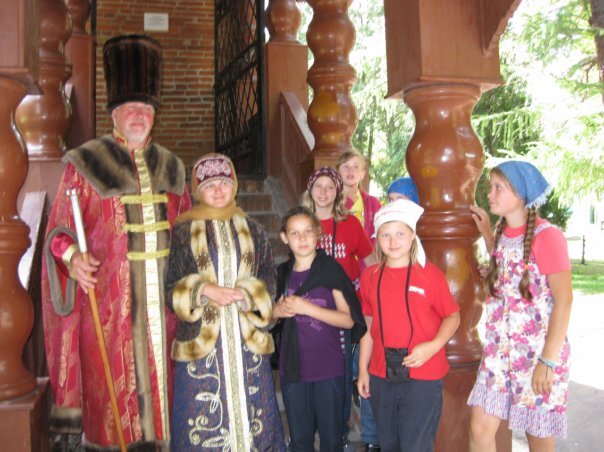 В роли Аленки Марина Александровна, вожатая в детском лагере. Углич.  2009 г.