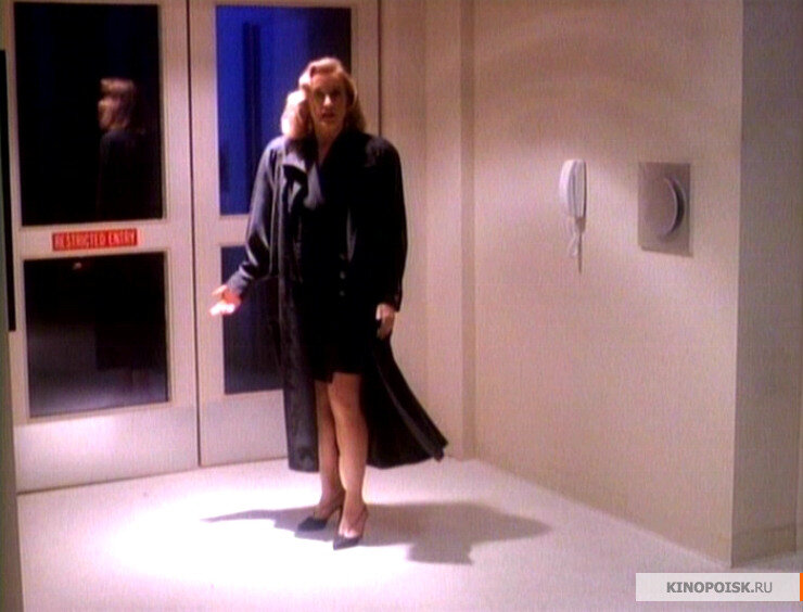 Спецагент  Терри.    Как вам?  Кадр из сериала "Золотые годы"