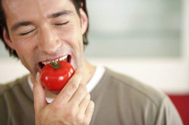 Помидоры появились в Европе в 14 веке. Из-за полезных свойств растение считали лекарственным – плоды применяли в небольших дозах. Сейчас из них получают сок, томатную пасту, кетчуп, готовят салаты.-2