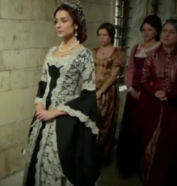 Принцесса Анна в таком же (или все-таки в том же?) платье. Кадра из сериала. Источник изображения: youtobe.com
