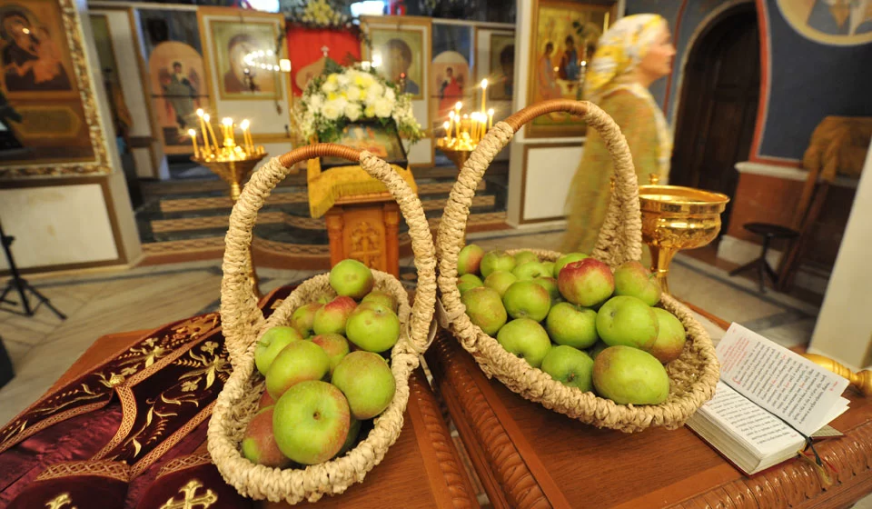 Служба на яблочный спас. Яблочный спас. Яблоки Церковь. Праздничный стол на яблочный спас. Август яблоки.