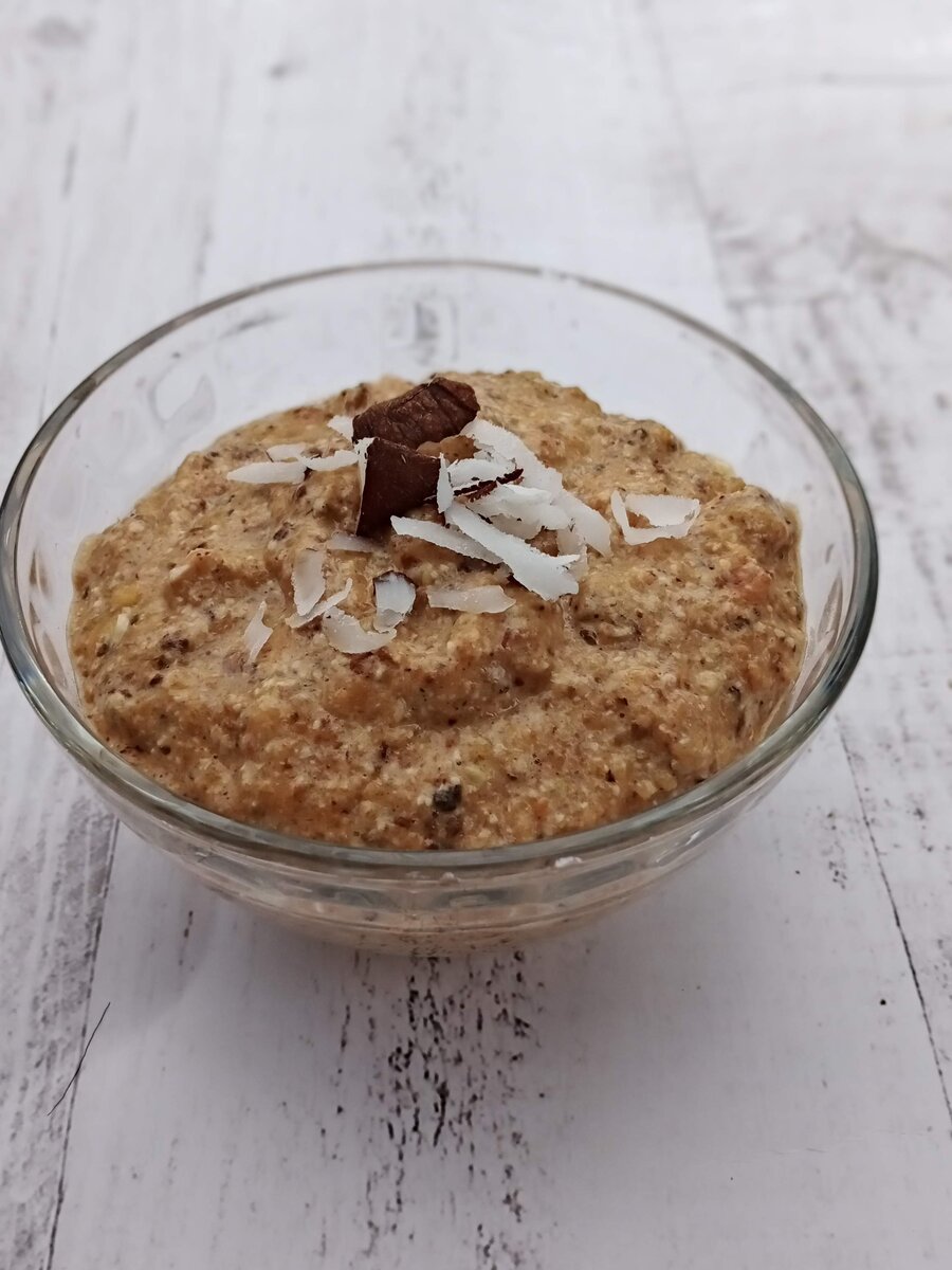 Долго каша не хранится. На следующее утро она может уже скиснуть. 