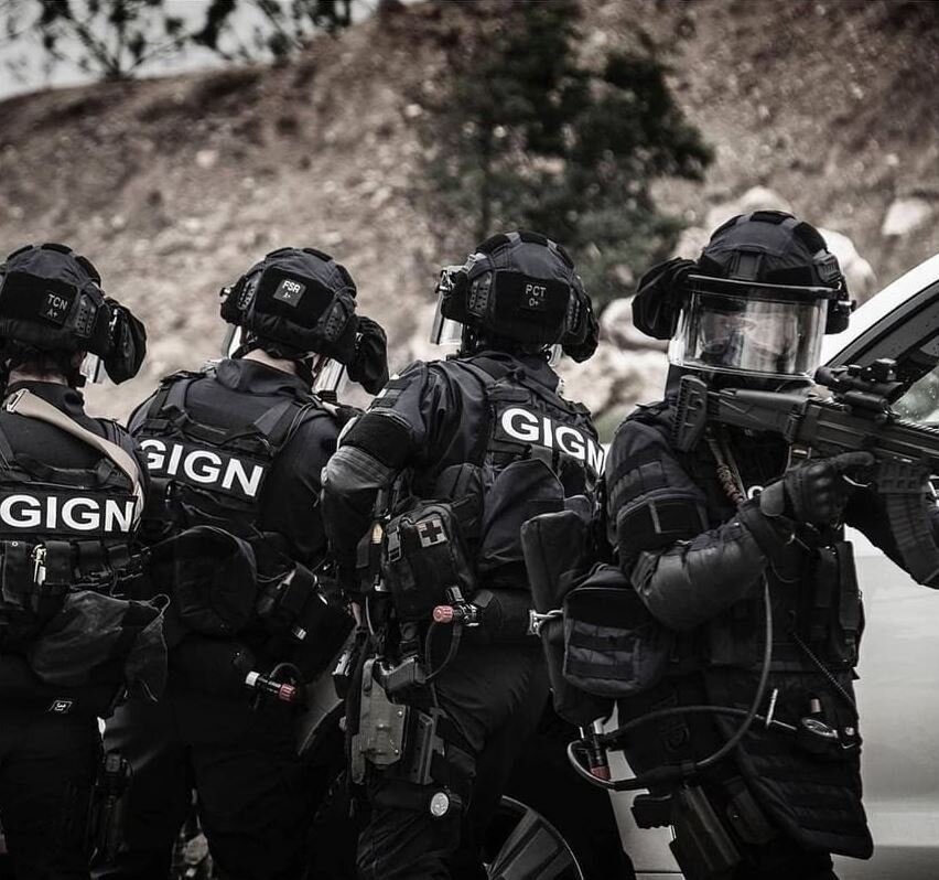 Сотрудники спецслужбы GIGN.                                                                                                                       Фото взято из открытого источника: https://www.instagram.com/_gign_/