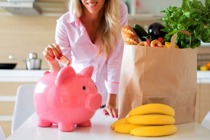   Итак, какие хитрости стоит использовать, экономя на еде и продуктах питания:           1. Перед походом в магазин плотно, очень плотно покушайте. Можете сколько угодно внушать себе, что на ваш разум чувство голода не влияет, но британские ученые знают, что голодный человек покупает на 15-20% больше, чем сытый.                                       2. Возьмите с собой пакеты. Это мелочь, которая сэкономит за год сумму, на которую можно поужинать в хорошем ресторане.
3. Перед каждым походом в магазин составляем список и берем примерно ту сумму денег, которая потребуется на покупку. Урезанный бюджет убережет от заманчивых, но не нужных покупок.Покупайте только то, что задумано первоначально!
4. Планируйте меню. Составление списка покупок по меню автоматически сокращает расходы на питание на 20-25% в месяц.
5. Не берите детей с собой в магазин. Ребенок в магазине заставит вас в добровольно-принудительном порядке купить ему что-то вкусное. К примеру, если вы ходите в магазин 3 раза в неделю и каждый раз покупаете своему чаду что-то вроде киндер-сюрприза (47 рублей), то за год тратите на эту «мелочь» 7 332рубля.
  6. Чаще варите супы, овощные рагу, крупы на гарнир, каши на завтрак. Такие вкусные и сытные блюда не позволят умереть от голода, в отличие от тех же суши и роллов
  7. Покупайте не куриные крылышки, бедра, или, боже упаси, филе без кожи, а курицу целыми тушками. Ведь курицу можно разделать на несколько блюд- грудка на салат, ножки на гриль, голени на подливу, крылышки и остальная часть на суп.
 8. Так же можно варить супы на костях впрок, чтоб хватило на всю семью на сегодня и завтра.  
  9. Делайте заготовки на зиму из огородных овощей, ягод, или купленных в сезон на рынке по оптовой цене. Замораживайте все что можно! Ваша семья скажет вам спасибо, ведь картошка будет вкуснее с квашенной капустой, а горячий компот из ягод обрадует в холодный день, соленья и помидоры можно использовать в качестве острой закуски, варенья отлично заменят сладости к чаю.
  10.  Перестаньте ходить перекусывать в кафе, столовые, покупать попкорн в кинотеатрах и заказывать пиццу, суши. По возможности старайтесь брать с собой контейнер с бутербродом или легким салатом, приготовленным дома. Именно готовая еда стоит в 3-4 раза дороже, чем приготовленная самостоятельно в домашних условиях.
   Сейчас, когда в интернете множество разнообразных бюджетных рецептов из разряда "как поесть на 100 рублей в день" или "как выжить на сотку" , можно сэкономить свой бюджет ,тогда и деньги будут целее, и семья останется довольна.
  НО!!! Не стоит загонять себя в жесткие рамки, покупая исключительно продукты из низкой ценовой категории. Нет! Стоимость важна, но и о пользе не стоит забывать. Покупая некачественные или обделенные витаминами, микроэлементами продукты, вы можете заплатить за это своим здоровьем!
