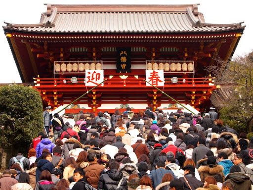 Очередь перед храмом в первый день нового года