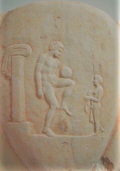 Древнегреческий игрок балансирует мяч. Часть мраморной стелы, найденной в Пирее, около 400–375 гг. До н. Э.