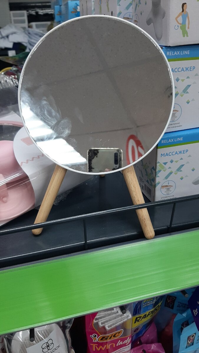 Зеркало на трёх ножках интересный вариант правда в сумочке его конечно не положишь и дома понадобится место под него.