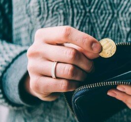 К сожалению, мало кто из родителей рассказывает детям, да и в школе этому не учат:
каждому из нас, повзрослев, приходится самостоятельно разбираться в том, как планировать свой бюджет и что делать с доходами, чтобы их не превышали расходы