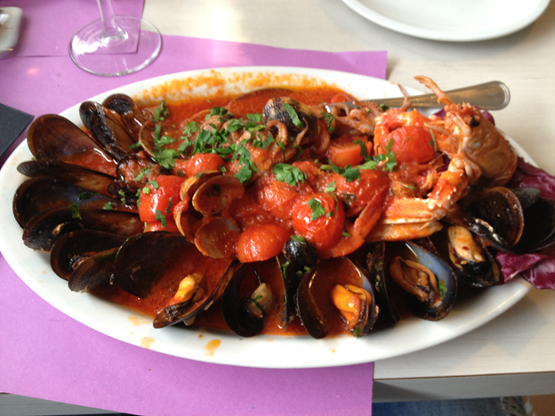 Вот такой красивый буйабес мы ели в Марселе.