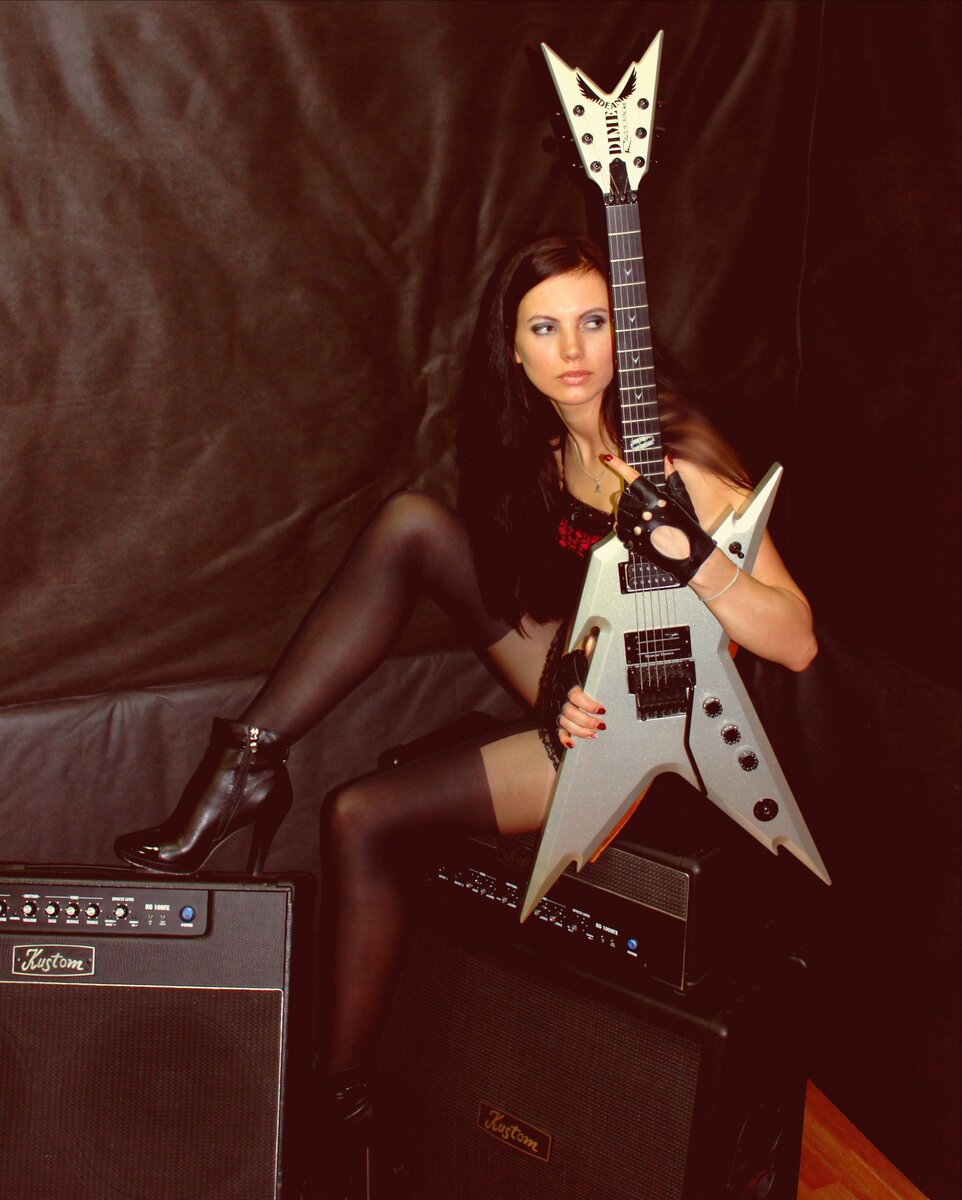 Гитара тоже женщина
