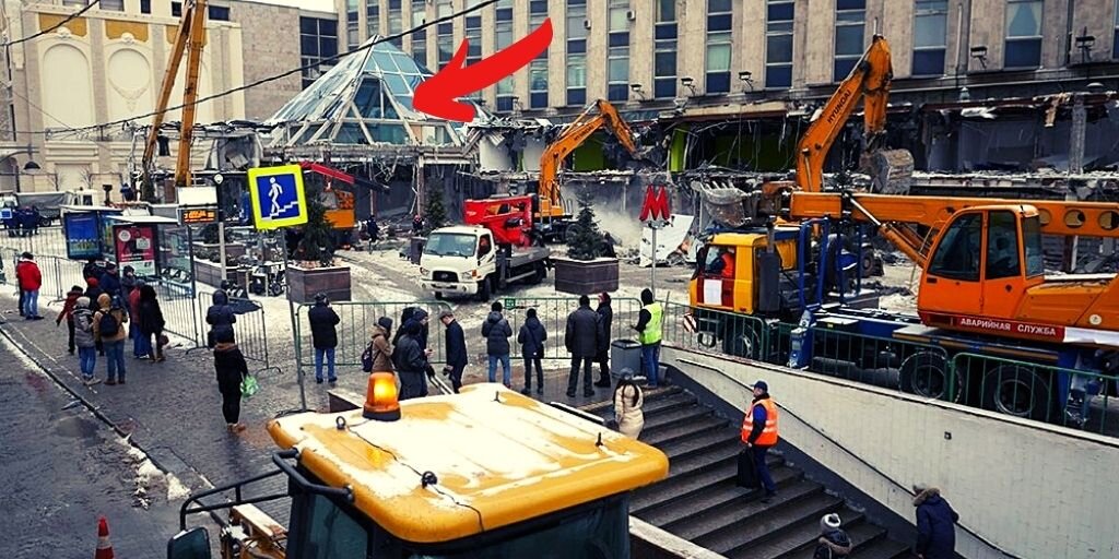 Снос павильонов у метро Тверская (Москва). Обратите внимание куда указывает стрелочка. Пролистав галерею, можно увидеть, что расположено сей час на этом месте.