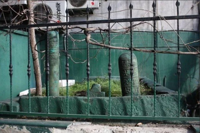 скромная могила Ибрагима. Огорожена, на ней из земли торчит странный камень..