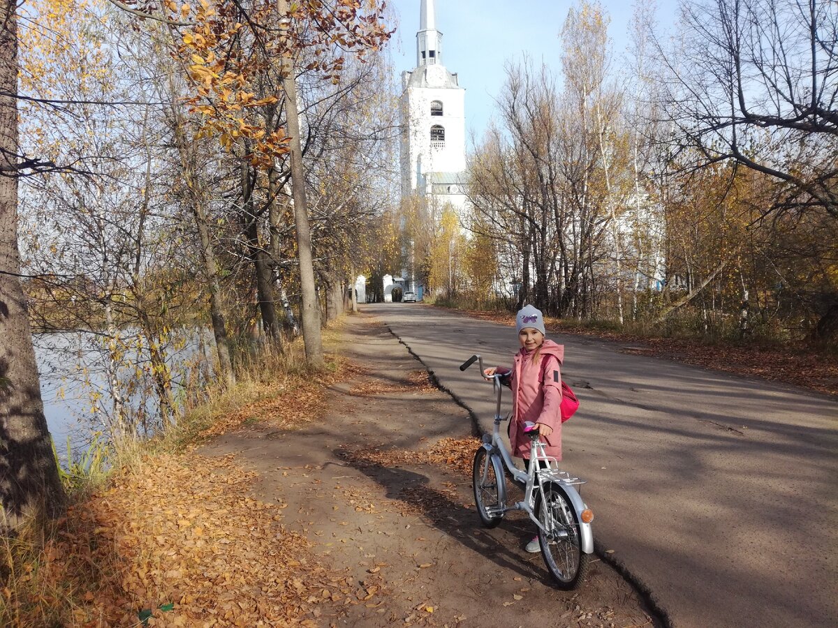 Дочка на советском велосипеде