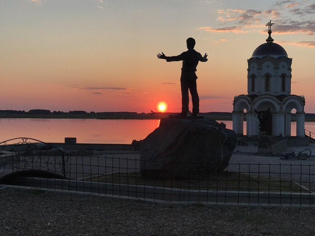 Памятник Сергею Есенину в Частоозерье Курганской области 