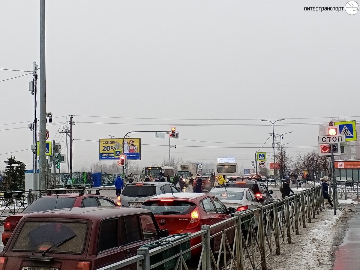 В выходной день загрузка транспортного узла чуть ли не на пределе.