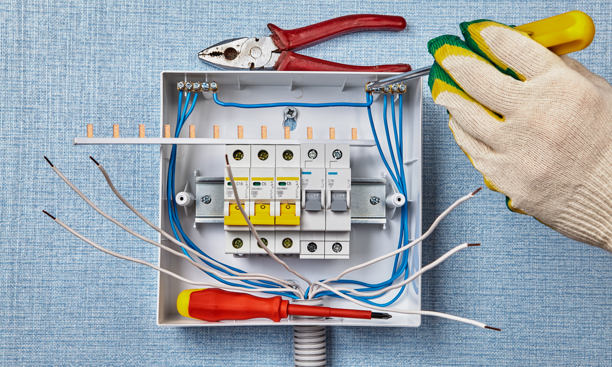 Fused wiring. Предохранитель для проводки электричества. Ящик для предохранителей для квартиры. УЗО разобранное. Наклейки на щиток электрический.