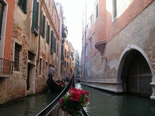 Видно, что нижние этажи уже непригодны для жилья.