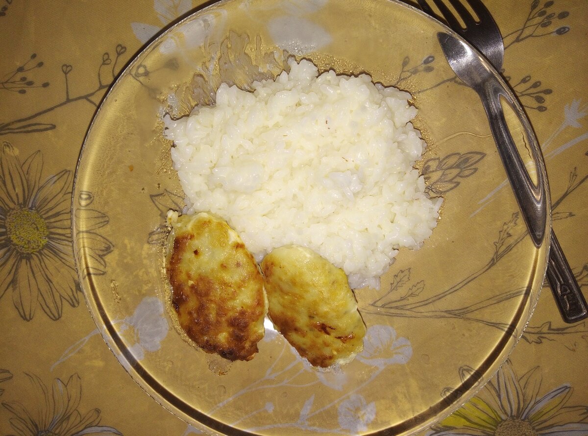 Нежные котлетки и рис.