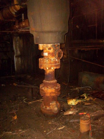 Кольская сверхглубокая скважина в процессе демонтажа. Фото из официальной фотогалереи Кольской сверхглубокой:  https://clck.ru/SkB9i