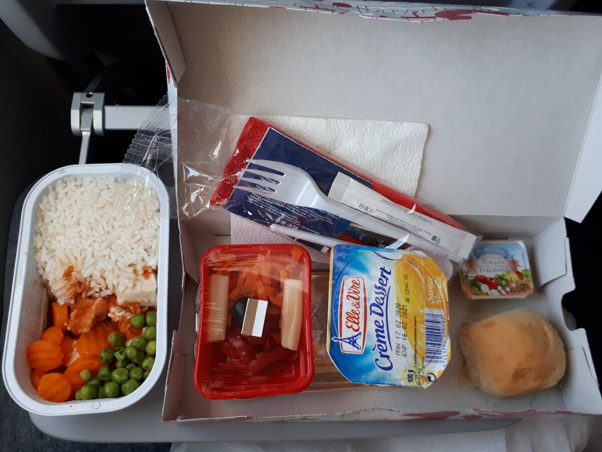 Утром на завтрак дали напитки и конфетку