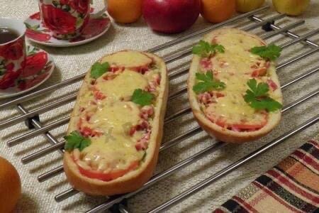 Это ленивая пицца на батоне. Выглядит сногсшибательно! И очень вкусно!