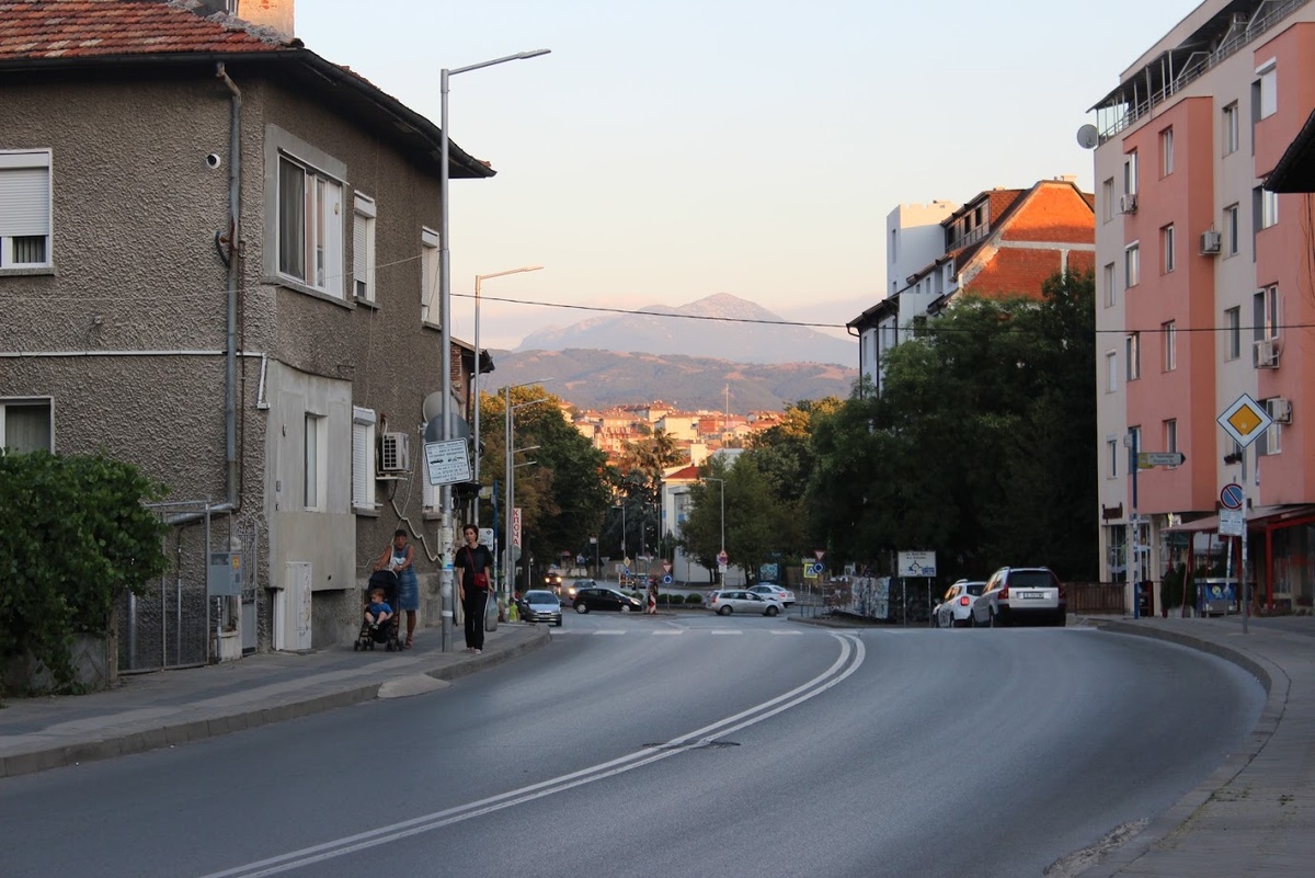 Августовский Благоевград. Там, вдали - Пирин 