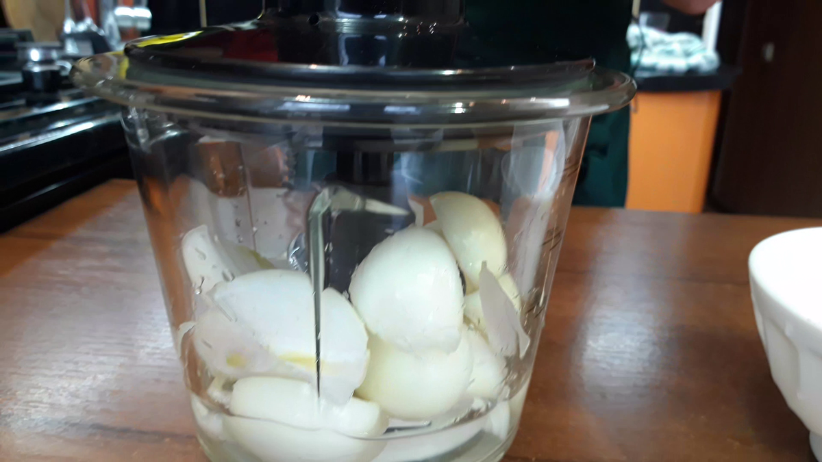 Как вкусно запечь окорочка в духовке — простой и доступный рецепт
