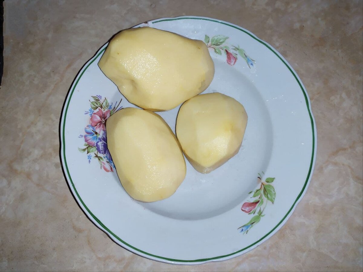 Помыл и прочистил картошку