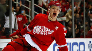 

Российский нападающий Евгений Свечников выставлен на драфт отказов «Детройтом», так что сезон он начнет вне основного состава. У клуба было две причины для такого решения. Во-первых, из-за новых правил по заявке на сезон с Евгением должны поступить именно так. Есть риск, что какой-нибудь клуб его заберет, но на самом деле не такой и высокий. Это не значит, что на Свечникова-старшего в «Красных крыльях» больше не рассчитывают. Ему, возможно, дадут шанс, поднимут из фарма, если там сезон все-таки начнется. Но вторая причина гораздо серьезней. Нападающий пропустил большую часть тренировочного лагеря из-за проблем со здоровьем, а когда вернулся, то совсем не впечатлил. 
Но это как раз было понятно. Свечников, к сожалению, из тех хоккеистов, которые не хотят слышать никаких объективных мнений и принимают неверные решения, витая в облаках. Ясно же уже, что его карьера в Северной Америке если не закончена, то крайне ограниченна. Хотя хоккеист выбран достаточно высоко, ему не давали шанса, даже когда он рвал в «Грэнд Рэпидс». Затем был спад, а далее пропуск сезона из-за травмы, в прошлом чемпионате дела в АХЛ стали чуть лучше, но свои четыре матча в НХЛ он если не провалил, то провел невзрачно. А ведь этим летом Евгения приглашали в «Ак Барс», но он отказался. Не уверен, что сейчас он бы выступал в первой команде, скорее всего, в «Барсе», но такова жизнь.

Свечников никак не может поверить в то, что на взрослом уровне у него уже есть «потолок», все его видят, а в Северной Америке он держится потому, что шесть лет назад его выбрали в первом раунде. «Детройт», предлагая маленькие деньги, все время намекает, что уже не рассчитывает на хоккеиста, но Евгений не видит этого и мечтает о... Я затрудняюсь сказать, о чем он мечтает. Может быть, ему просто комфортно в США.