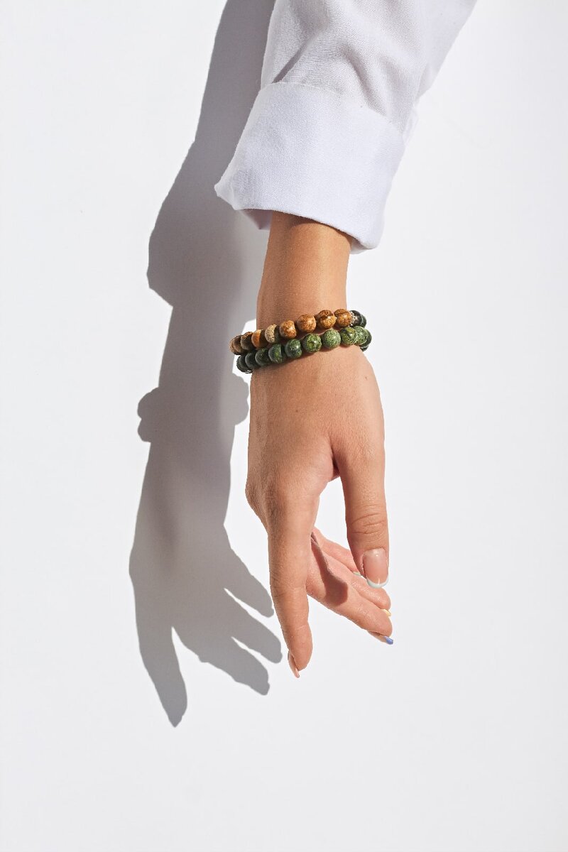 На фото браслеты с яшмой и змеевиком