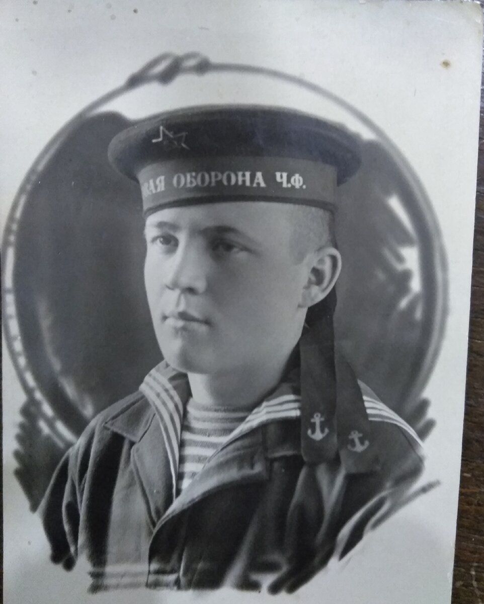 А это друг бабушкиного брата Ахматов А.С. На обороте подпись "Крым. Севастополь, снято 4.12.1935 г. во время службы".