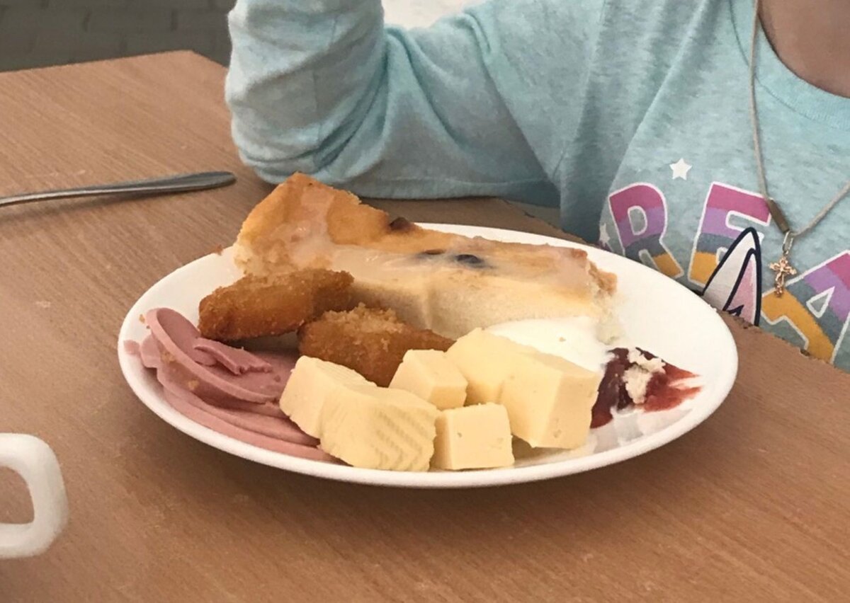 Запеканка, сметана, джем, наггетсы, сыр, колбаса