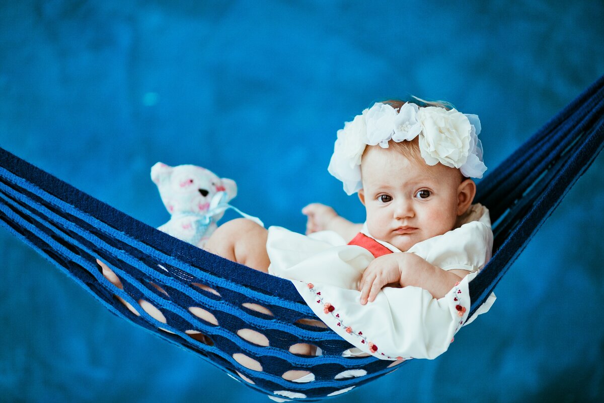 Изображение взято с https://www.freepik.com/free-photo/toddler-girl-lying-hammock_1211959.htm