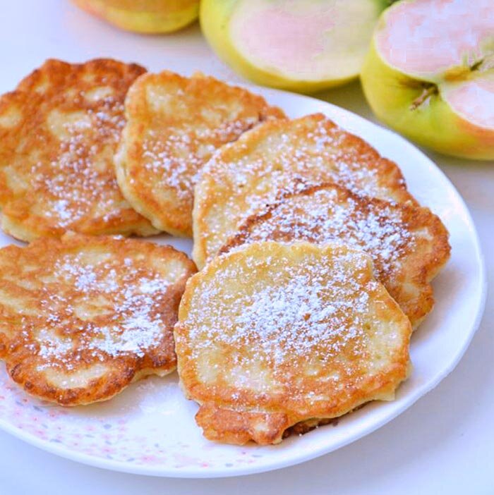 Вот такими аппетитные получаются оладьи яблочные в посыпке, фото