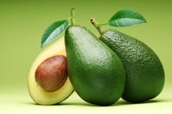 Плод авокадо темно-зеленого цвета грушевидной формы