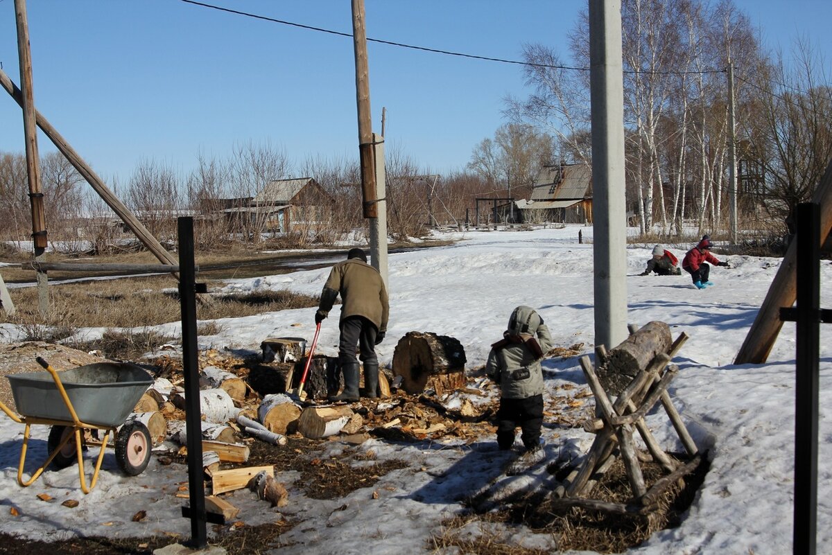 Колю дрова.