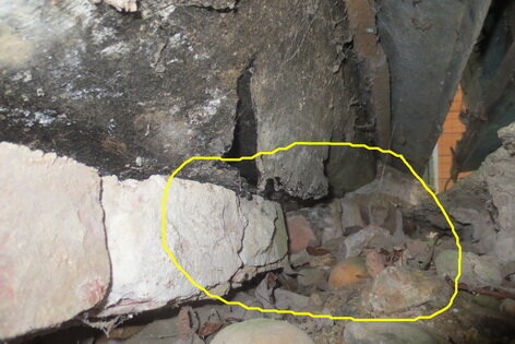 Вид в в подполье угла литеры Б (в строну литеры А). Выпадение камней и  нарушение монолитности кладки столбов в надземной части столбов