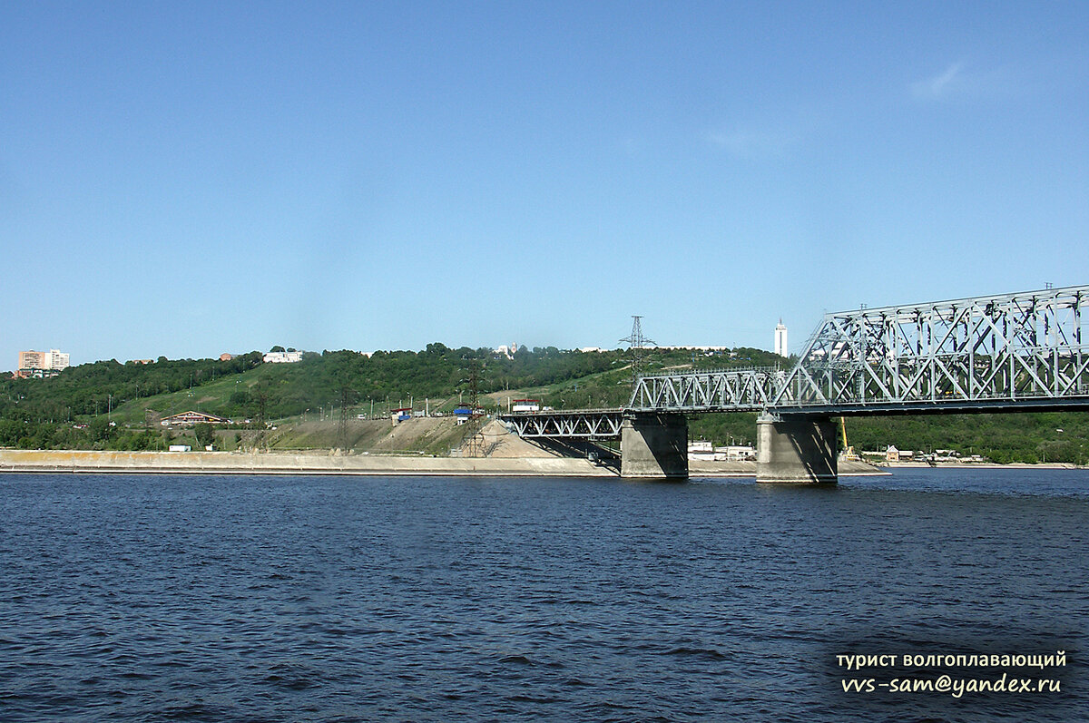 Въезд на мост с правого берега. Фото 03.06.2010. 
